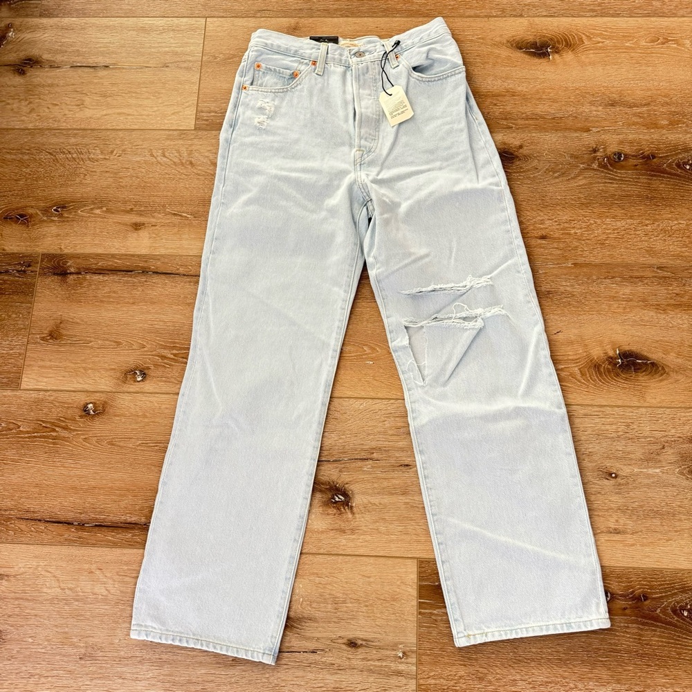 Levi’s Ribcage super high rise lightwash straight leg jeans
